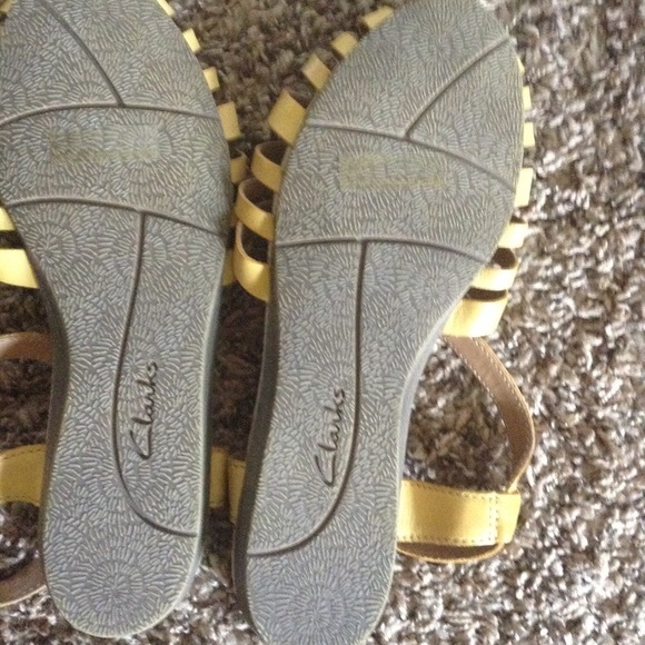 Clarks mustard color sandals - Picture 3 of 3